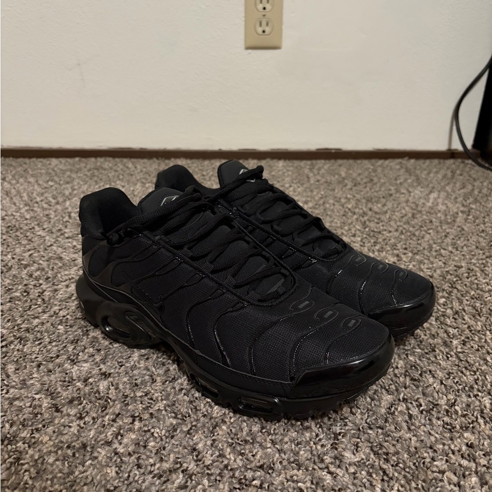 Nike Men's Black Mesh Lace-Up Sneakers